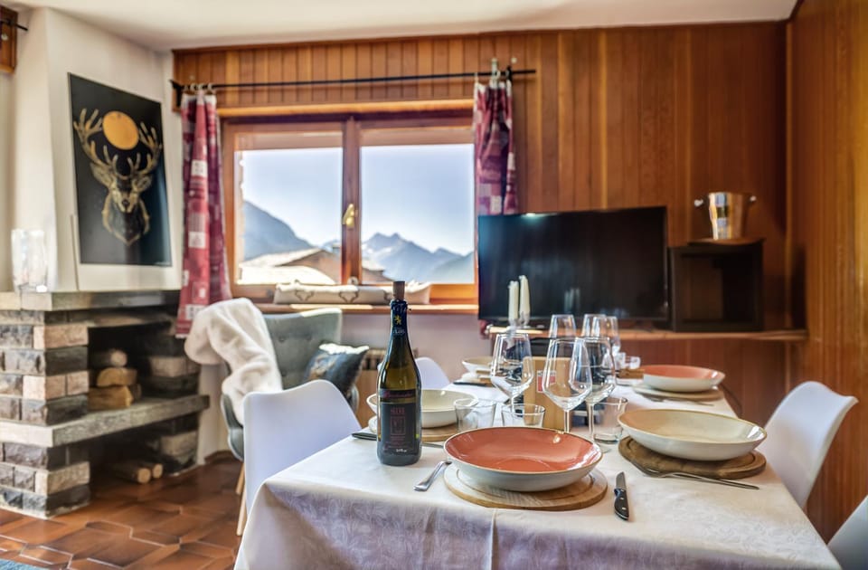 Snowflakes Retreat - Roomy Apartment with a view & Relax Solarium CIR 0133 Apartment in Aosta Valley, Italy