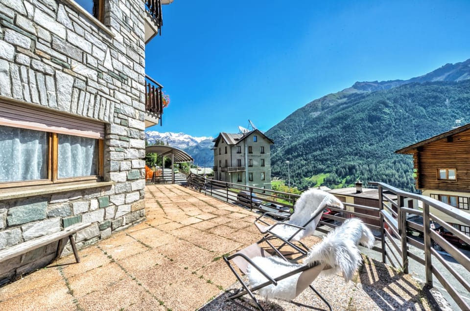 Snowflakes Retreat - Roomy Apartment with a view & Relax Solarium CIR 0133 Apartment in Aosta Valley, Italy