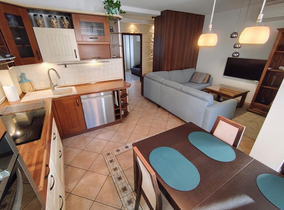 TV and multimedia, Kitchen or kitchenette, Living room, Seating area, Dining area, stove