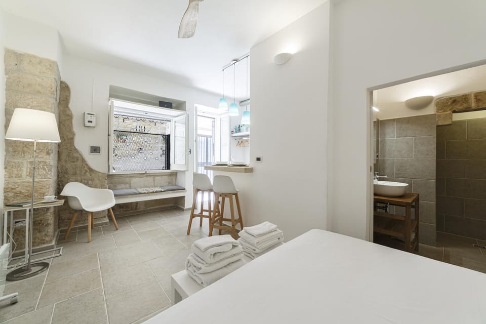 Shower, View (from property/room), Kitchen or kitchenette, Bedroom, City view