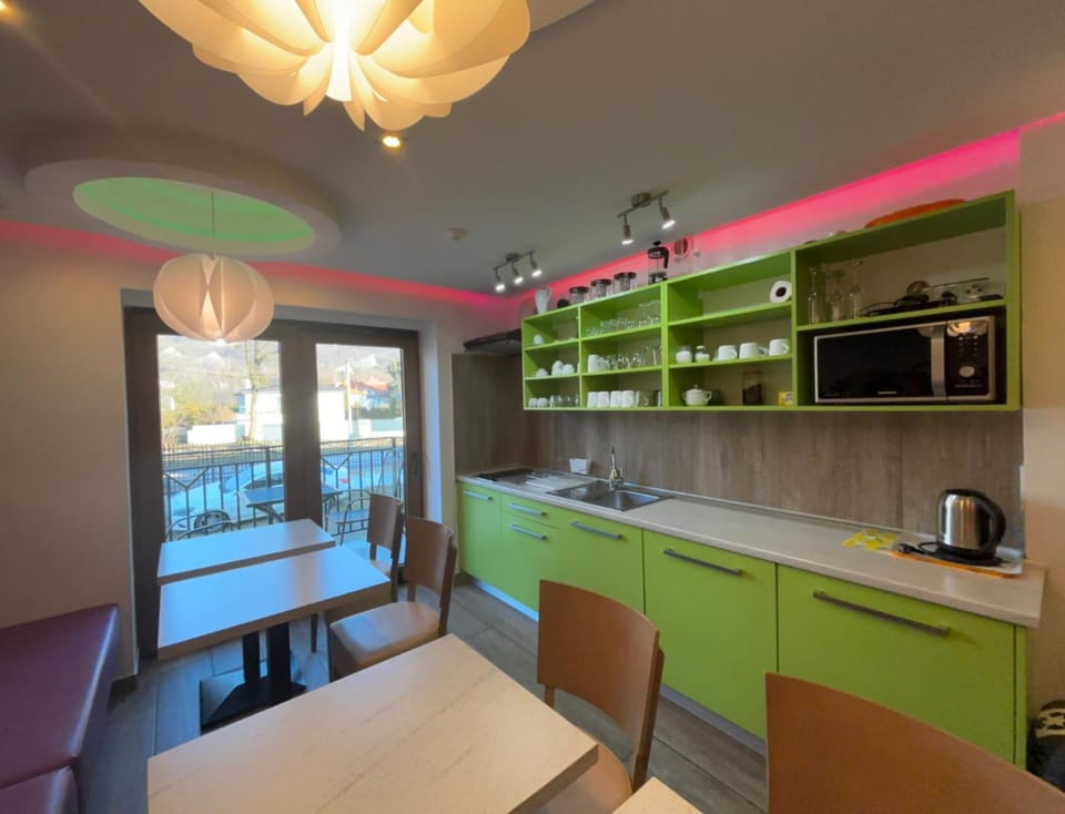 Coffee/tea facilities, Balcony/Terrace, Kitchen or kitchenette, Dining area, Communal kitchen, dishwasher, internet, internet, microwave, stove, kitchen