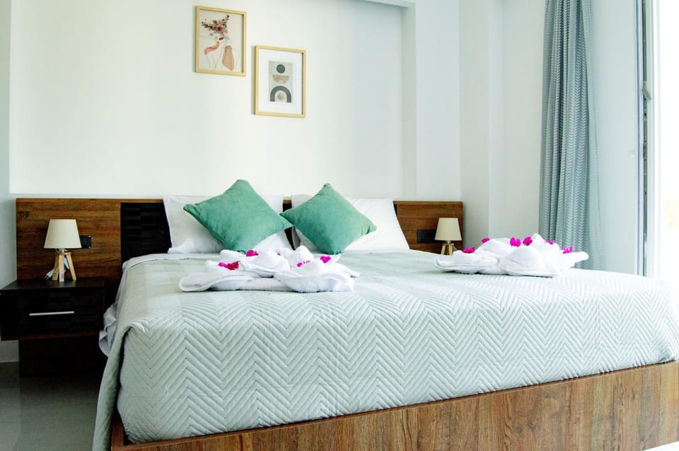 Bed, Bedroom, towels