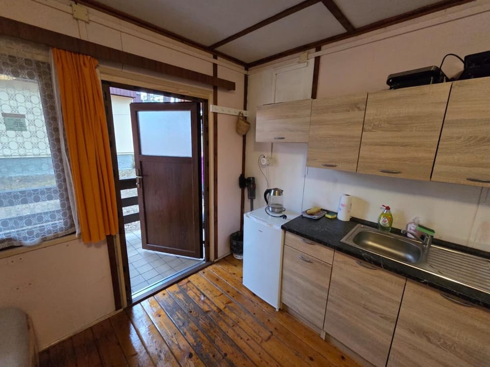 Kitchen or kitchenette, pet friendly, stove