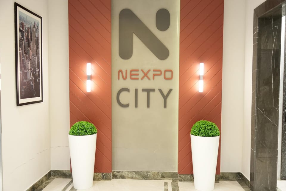 Property building, Facade/entrance, Property logo or sign, Logo/Certificate/Sign, Text overlay, Street view