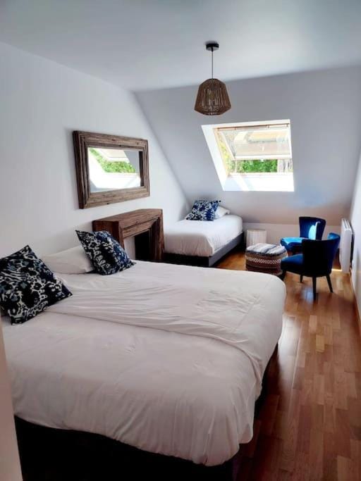 Photo of the whole room, Bedroom