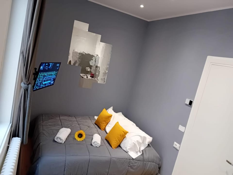 Bed, Living room, towels