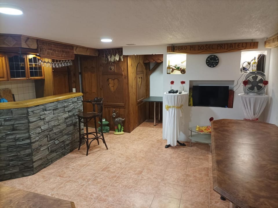 Kitchen or kitchenette, Lounge or bar