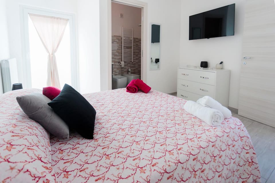 Bathroom, TV and multimedia, Decorative detail, Bedroom