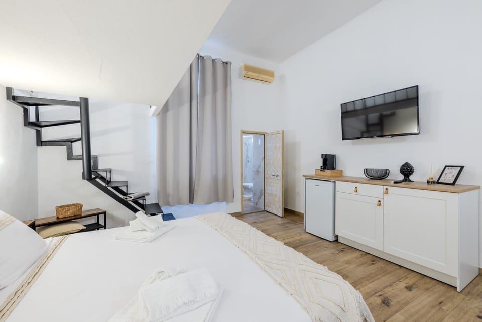 Bed, TV and multimedia, air conditioner
