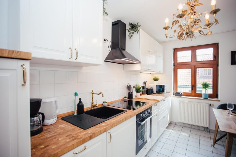 Coffee/tea facilities, Kitchen or kitchenette, Dining area, dishwasher, stove, toaster