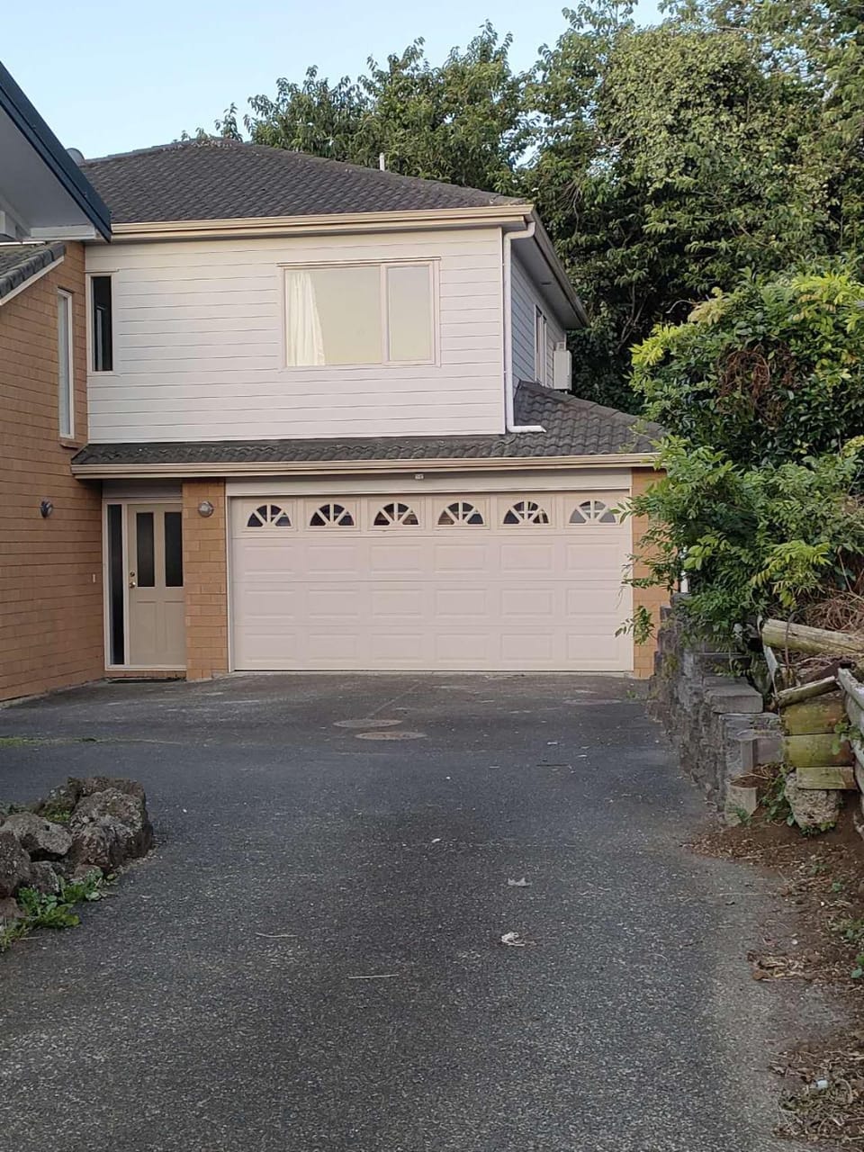 Property building, Day, Neighbourhood, Garden, Street view
