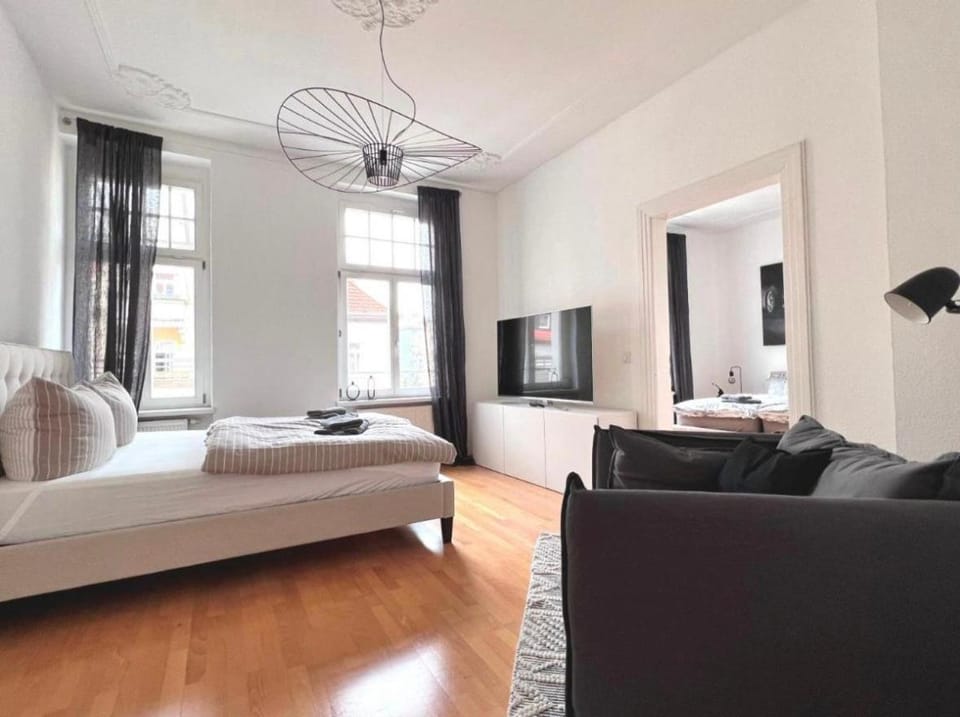 Bed, TV and multimedia, Seating area, Bedroom