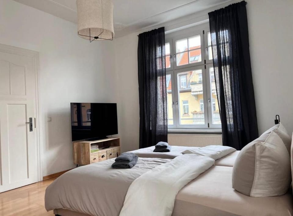 Bed, TV and multimedia, Evening entertainment, Bedroom