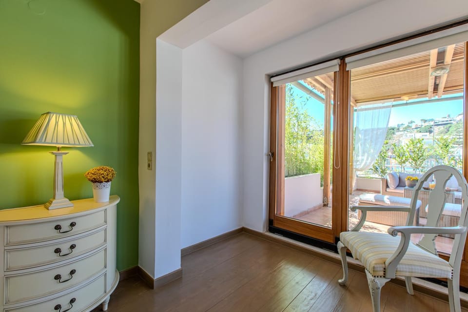 View (from property/room), Balcony/Terrace, Bedroom