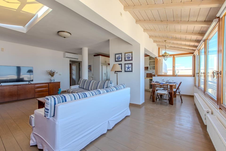 Patio, Living room, Seating area, Dining area