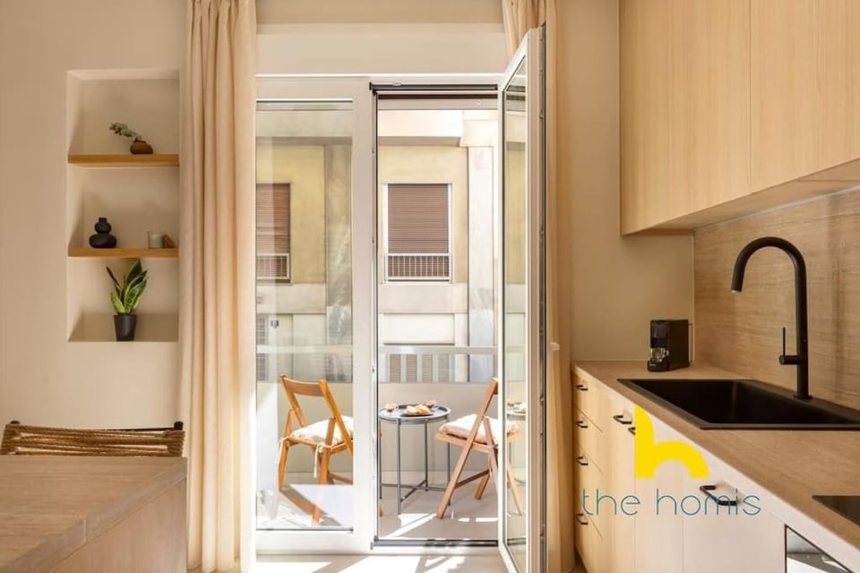 Luxurious Zen Retreat with Balcony and 300mbps WiFi Apartment in Athens