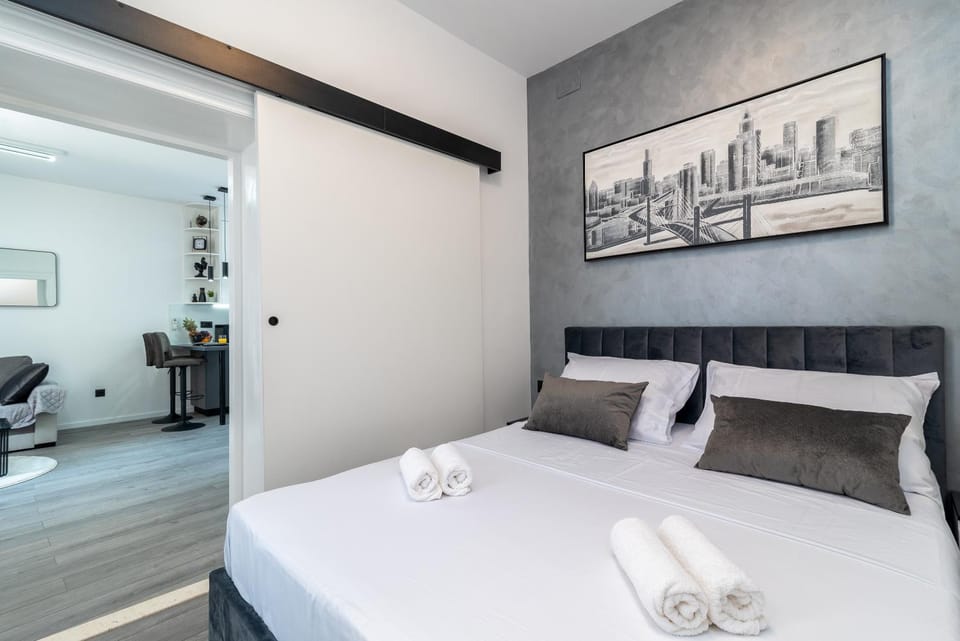 Bed, Living room, Seating area, Bedroom, towels