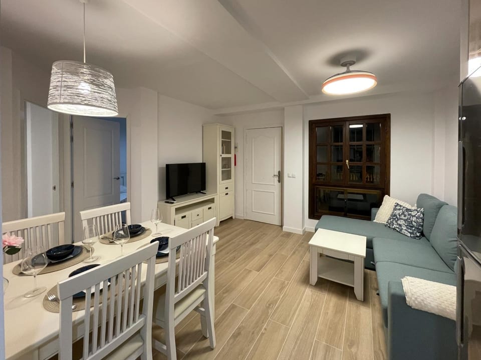 TV and multimedia, Living room, Seating area, Dining area