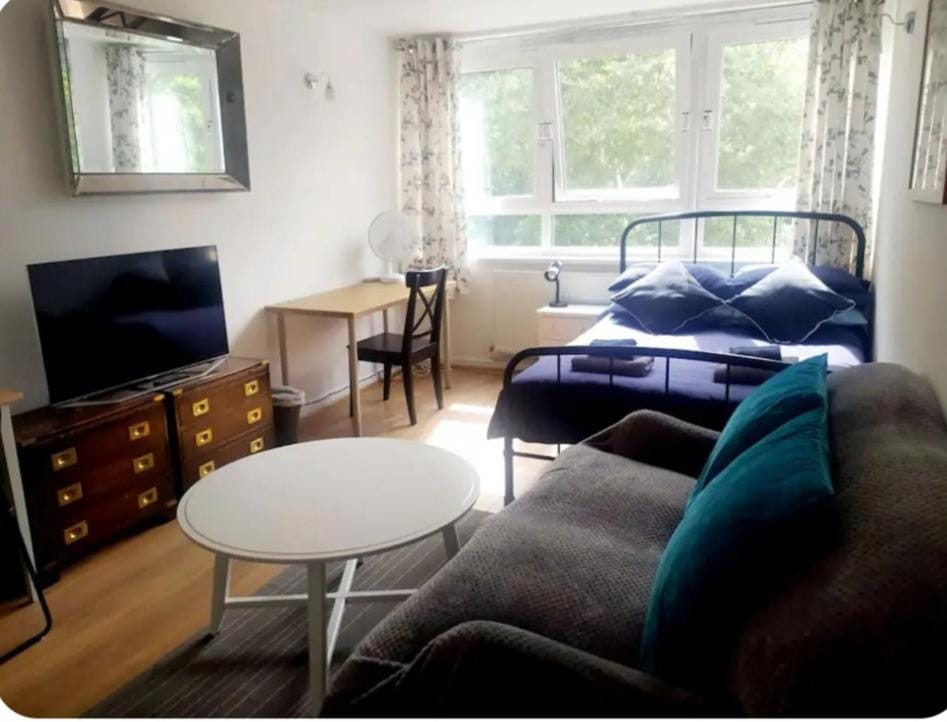 Spacious Double Room by Batteresa Park - Zone 1 Vacation rental in London