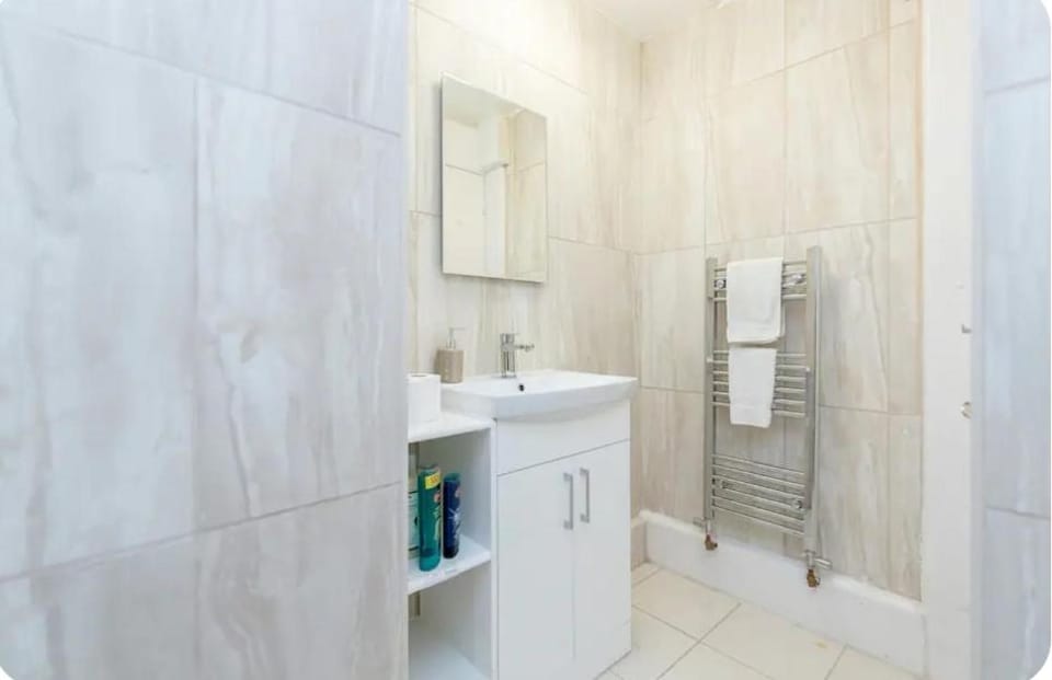 Spacious Double Room by Batteresa Park - Zone 1 Vacation rental in London