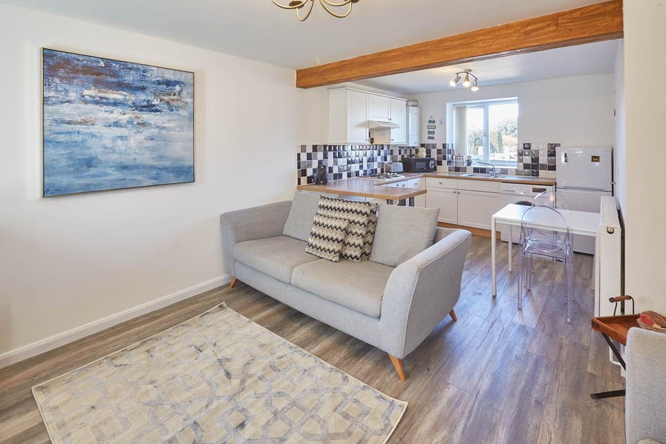 Kitchen or kitchenette, Living room, Seating area, Dining area