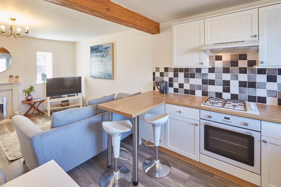 Kitchen or kitchenette, Living room, Dining area, oven