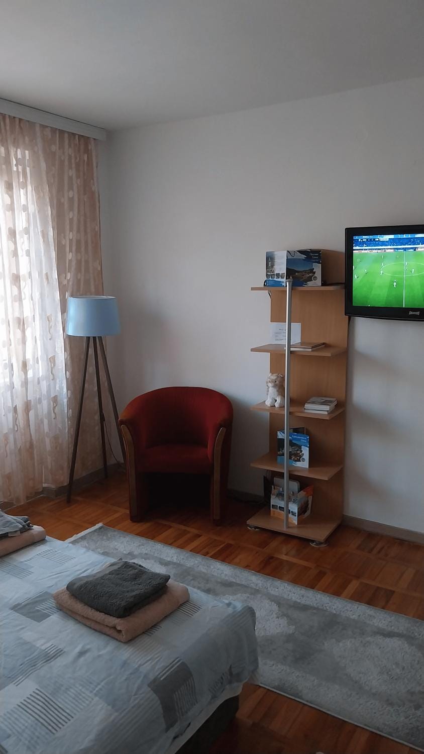 Bed, TV and multimedia, Photo of the whole room, Seating area, Evening entertainment, Bedroom