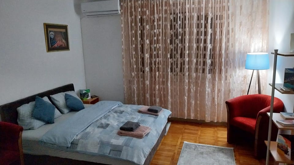 Bed, TV and multimedia, Photo of the whole room, Seating area, Bedroom, towels, air conditioner