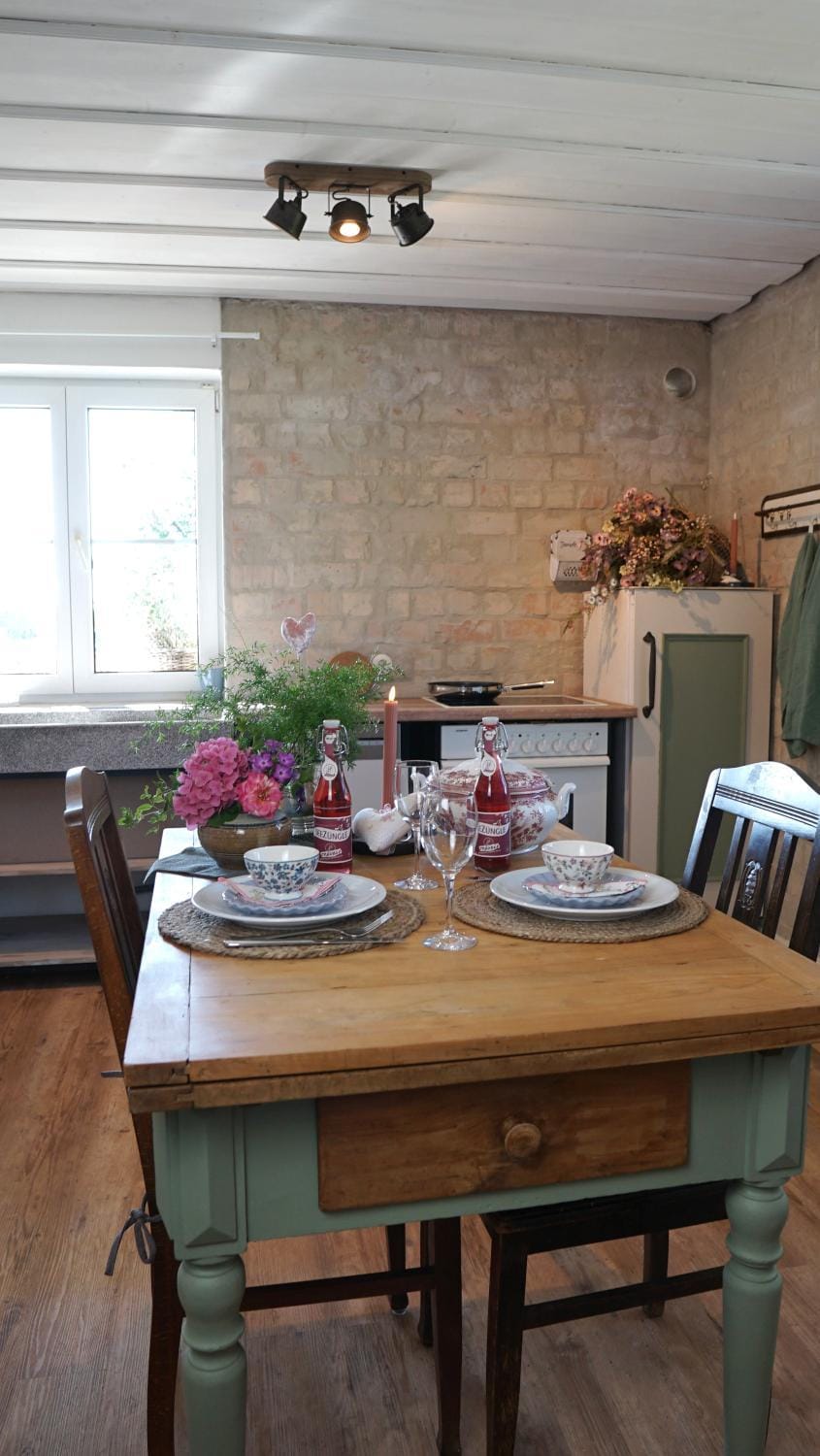 Food and drinks, Seating area, Dining area, Food