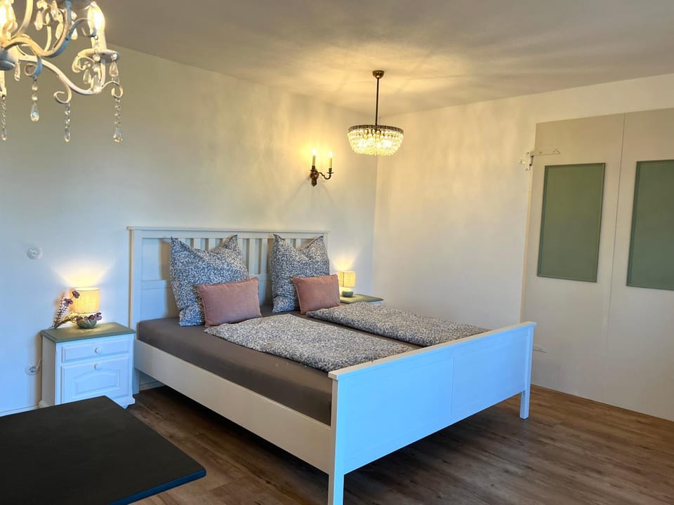 Bed, Living room, Photo of the whole room, Seating area, Bedroom