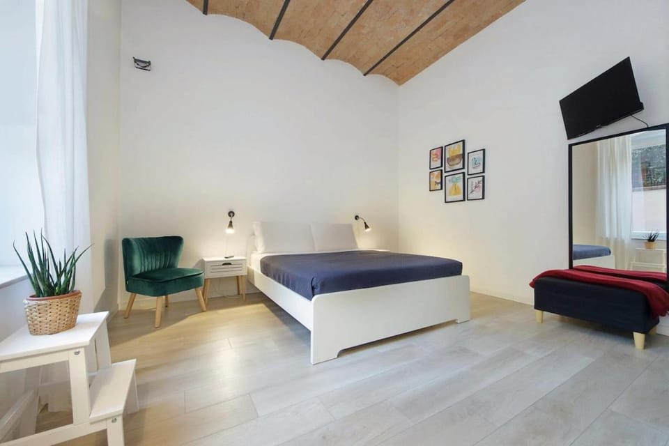 Bed, TV and multimedia, Photo of the whole room, Bedroom
