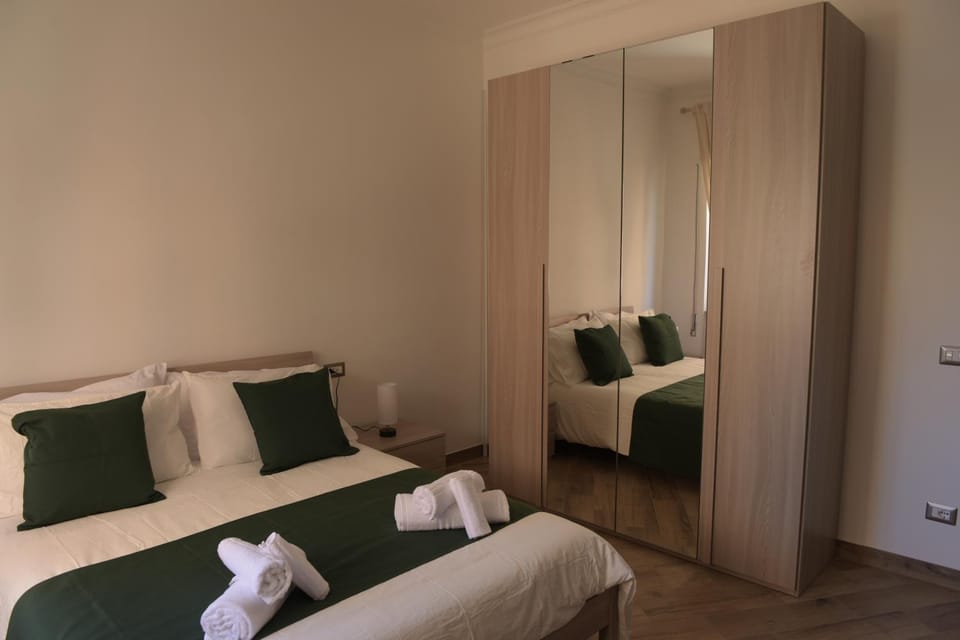 Photo of the whole room, Bedroom, wardrobe