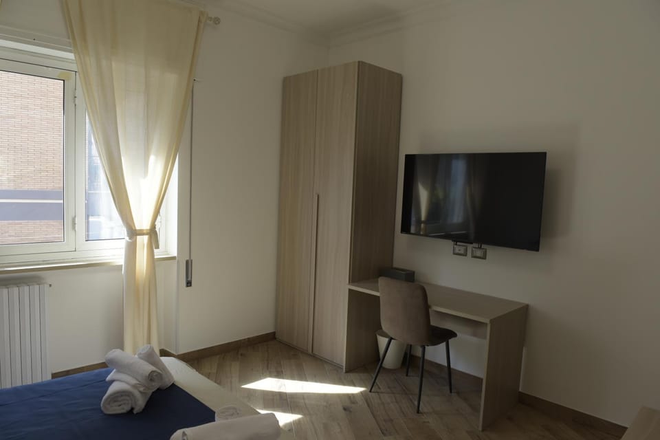 Bed, TV and multimedia, Bedroom