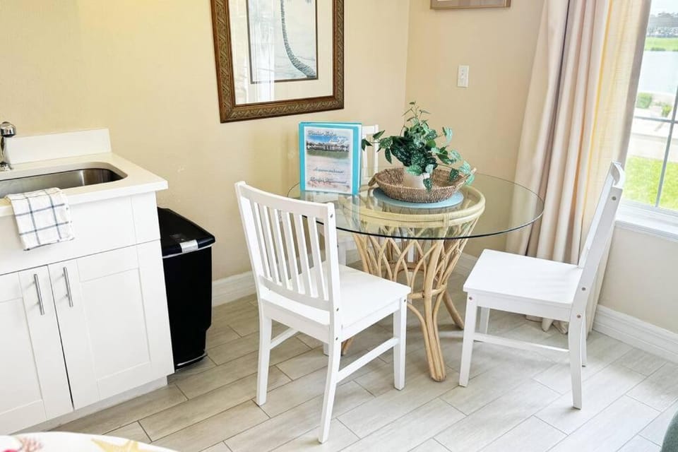 Windsor Lodge Unit #19, studio close to beaches Apartment in Osprey