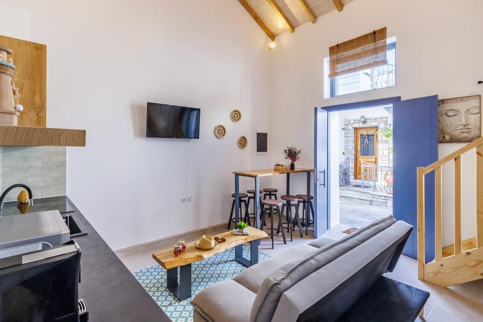 TV and multimedia, Kitchen or kitchenette, Living room, Seating area, Dining area