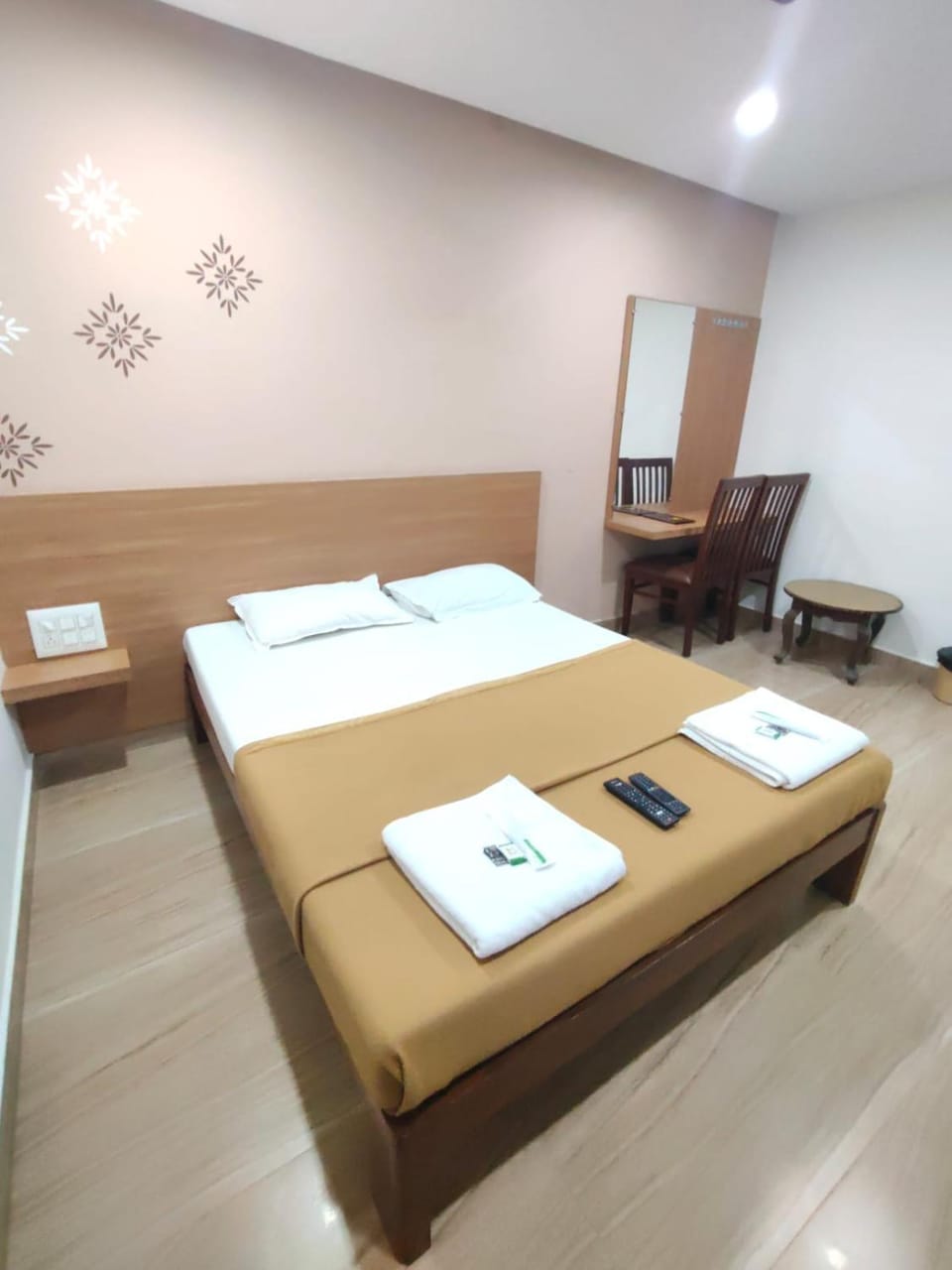 Bed, towels
