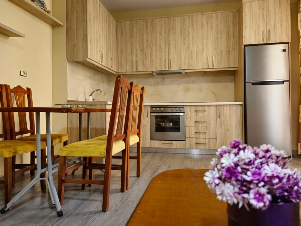 Kitchen or kitchenette, Living room, Seating area, Dining area, oven, stove