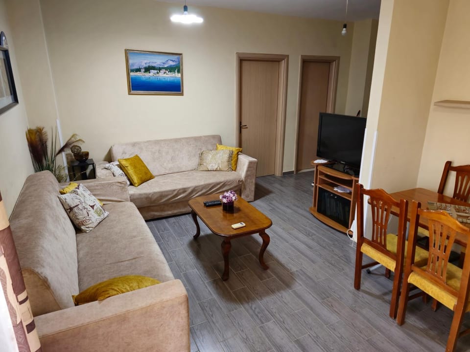 TV and multimedia, Living room, Seating area, Dining area