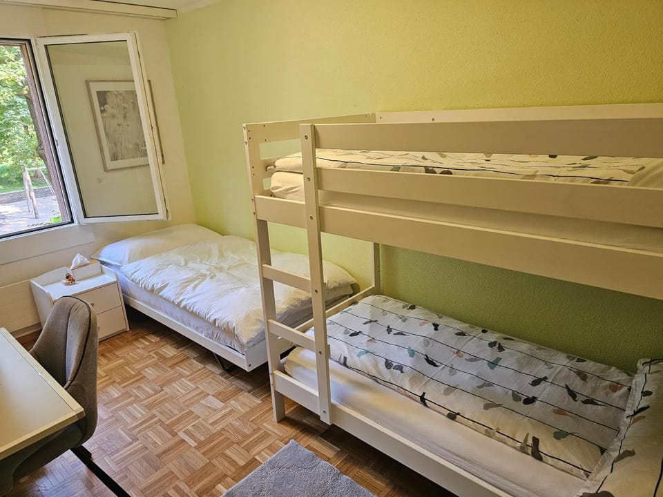 Bedroom, bunk bed