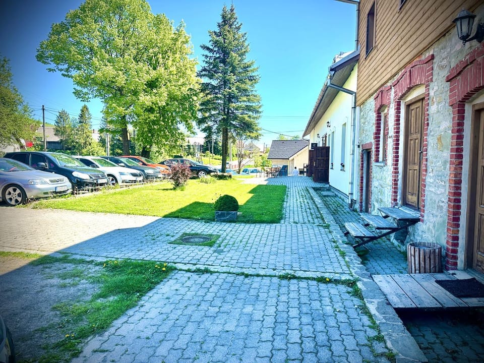 Property building, Neighbourhood, Garden, Street view, Location, Parking