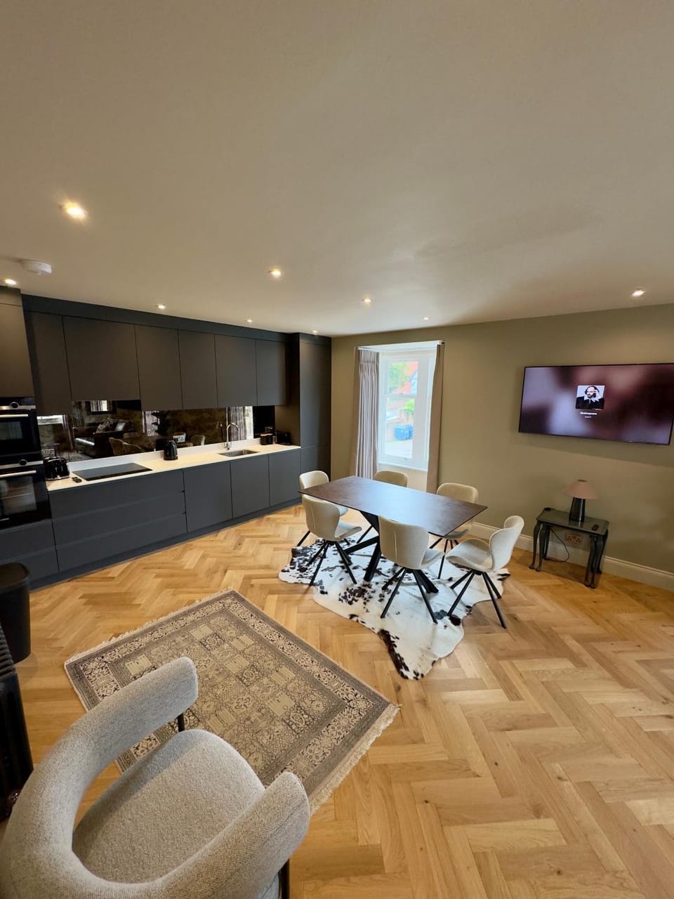 TV and multimedia, Kitchen or kitchenette, Living room, Seating area, Dining area