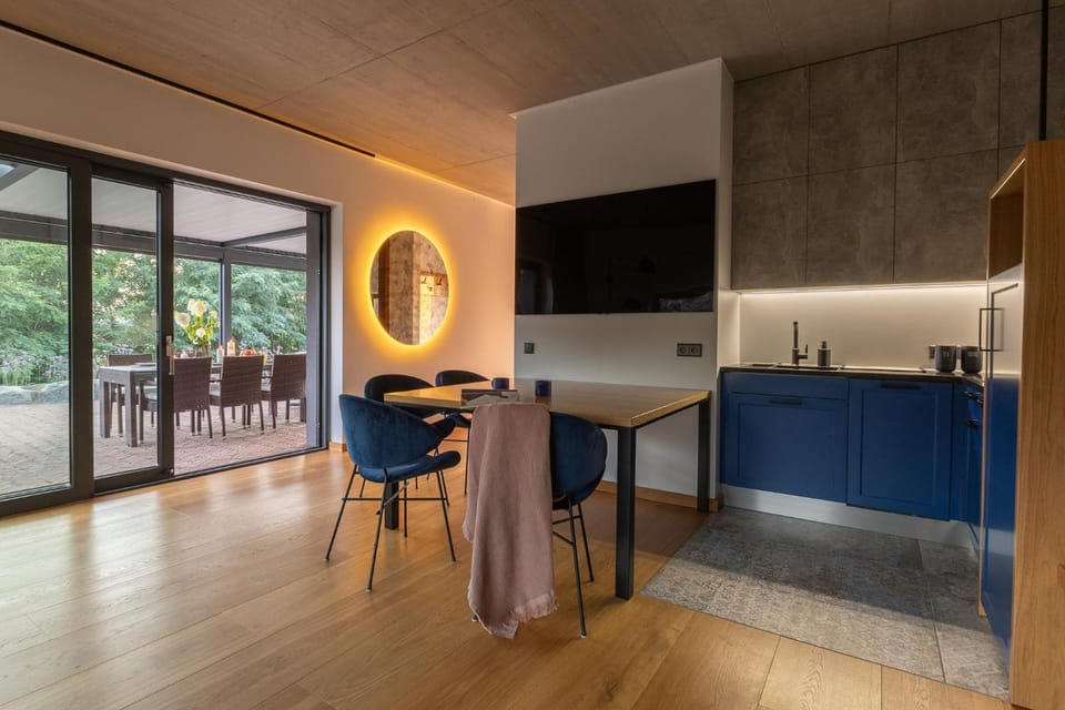 Kitchen or kitchenette, Dining area