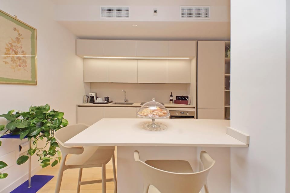 Coffee/tea facilities, Kitchen or kitchenette, Dining area, Internal: Not applicable to any particular room