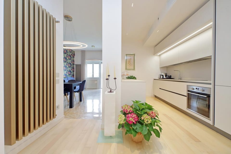 Kitchen or kitchenette, oven, stove, Internal: Not applicable to any particular room