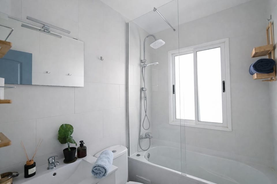 Shower, Bathroom, Bath, bidet, towels