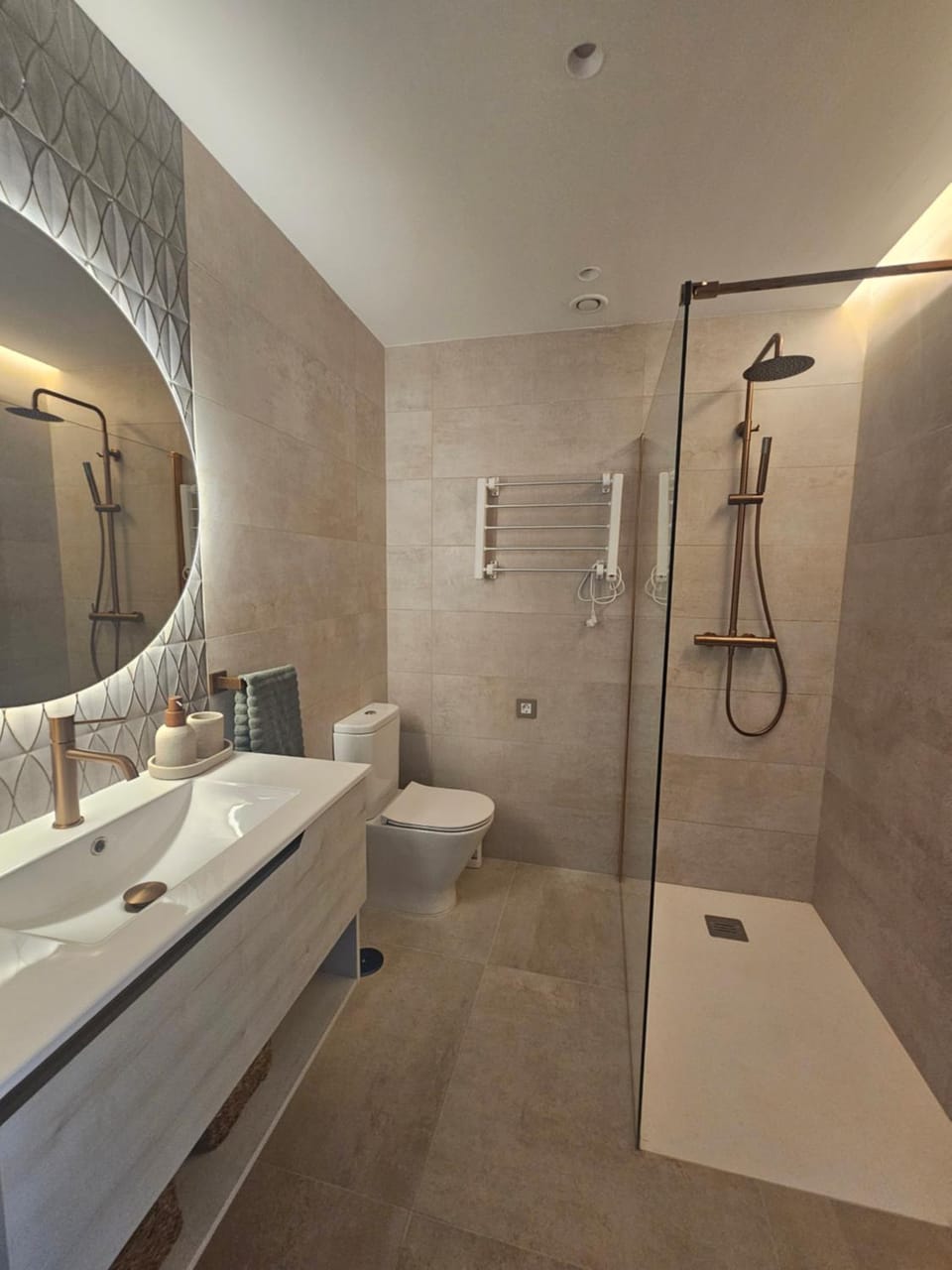 Shower, Toilet, Bathroom, towels