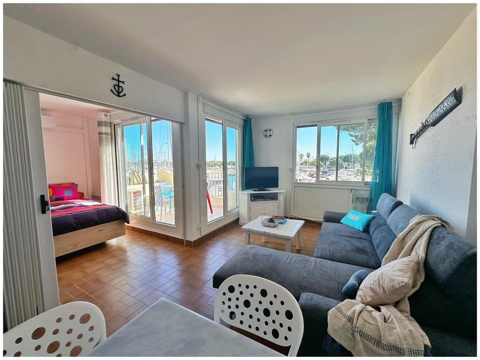 Communal lounge/ TV room, Bed, TV and multimedia, Living room