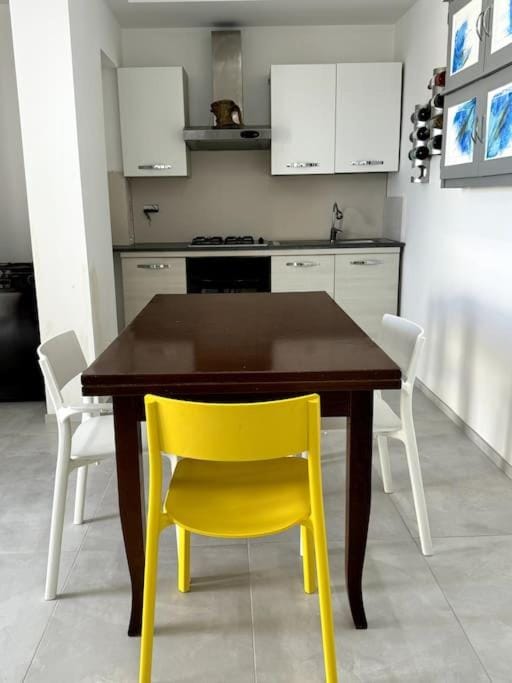 Kitchen or kitchenette, Dining area, stove