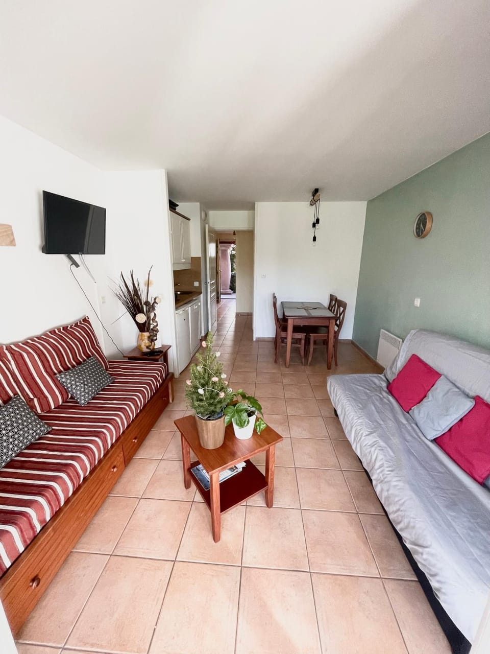 Communal lounge/ TV room, Bed, TV and multimedia, Living room, Seating area