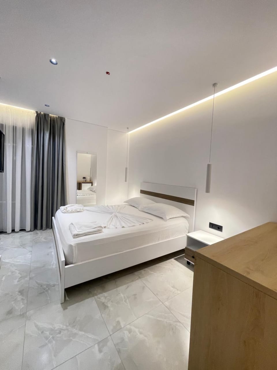Photo of the whole room, internet, air conditioner